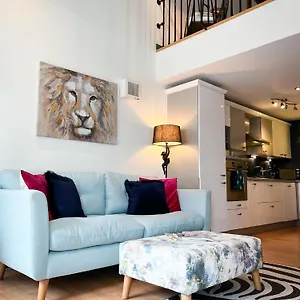 https://jungle-escape-city-apartment-with-parking-terrace.hotelsin-chester.com
